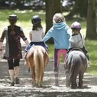 La Ferme de la Moulerette attend les enfants pour des balades à poney.