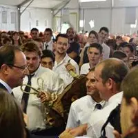 François Hollande aura passé pas moins de 2h30 à déambuler dans les allées d’un Sommet, plein à craquer, ici aux côtés des éleveurs de salers.