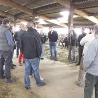 À la suite de l’Assemblée Générale, les participants ont échangé avec les associés du Gaec Mélodie sur son choix de créer un atelier de fabrication fe