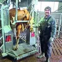 Frédéric Raoul, pareur et pédicure bovin prend soin des pieds des vaches que ce soit en préventif ou curatif.