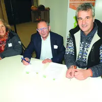 Signature du partenariat entre Auvabio et Auvergne Bio Distribution. De gauche à droite : Elisabeth Delhermet, représentante de Bio43, administratrice