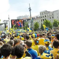 Place de Jaude aussi, la marée, très agitée, était invariablement «jaune et bleu» !