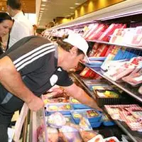 Manifestation des éleveurs avicoles, jeudi au magasin Leclerc de la Pardieu. Au même moment, d’autres éleveurs étaient mobilisés à Moulins et Vals-Prè