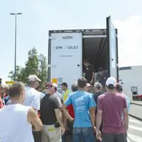 Au carrefour de Décathlon, un camion transportant des saucisses de porcs provenant de Pologne s’est vu délester d’une palette entière. Les barquettes