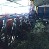 Au Gaec des Volcans à Aurières, Yoan Bony commercialise sa production en vente directe.