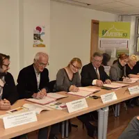 La convention de partenariat a été signée par Jean-Yves Gouttebel, président du Conseil départemental du Puy-de-Dôme ; Danièle Polvé-Montmasson, préfè