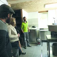 Lors de la visite, Marie-Laure Hoareau et Maxime Tondu ont ouvert les portes de leur conserverie où ils transforment la quasi totalité de leur product