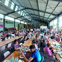 Près de 400 repas burgers ont été servis, tous réalisés avec des produits locaux.