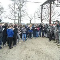 Au Gaec de la Fontaine du Sureau, des élèves attentifs autour de Paul Bony, Thierry Orcière et Nicolas Honhon (à droite)