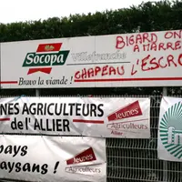 A côté du slogan « Bravo la viande », promu par le groupe Bigard, les jeunes de l’Allier n’ont pas fait dans la dentelle, traitant purement et simplem