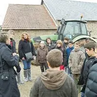 Les 15 élèves de 6e et leurs professeurs écoutent les explications de Christine Cognet : « dans ce concours, vous devez préparer un scénario de court-