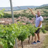 À Boudes, David Pélissier témoigne de l’absence de développement végétal de ses vignes du fait de la sécheresse. « À cette période, les feuilles devra
