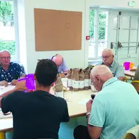 Ici, le jury composé de vignerons amateurs goûtait les vins rouges des vignerons amateurs.