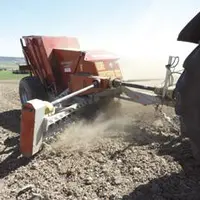 Grâce à sa largeur de travail de 4 mètres, la ramasseuse permet un travail plus rapide et plus efficace. Démonstration devant une vingtaine d’agricult