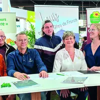 La signature du partenariat entre Gîtes de France et Bienvenue à la Ferme  a eu lieu sur le stand de la Chambre d'agriculture du Puy-de-Dôme en présen