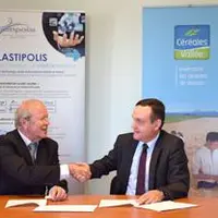 De gauche à droite : Grégoire-Yves Berthe, Directeur général Céréales Vallée et Patrick Vuillermoz, Directeur général Plastipolis ont signé une conven