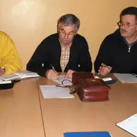 Michel Rellier (à droite) délégué de la section des cantons Aigueperse-Ennezat, en discussion avec des adhérents.