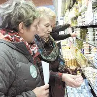 Opération “pédagogie” pour les producteurs laitiers du Puy-de-Dôme venus expliquer aux consommateurs les raisons de la crise du beurre. 