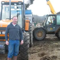 Sylvain Pradier est un adepte du travail en Cuma. Le  tracteur et les deux remorques servant au curage appartiennent  à la Cuma