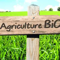 Panneau agriculture bio dans un champs