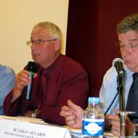 Autour de Christian Liabeuf, président de la Safer Auvergne, le directeur Gilbert Allard ( à droite) et le DRAF Auvergne, Michel Magimel.