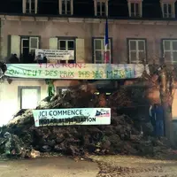 Des messages clairs devant la sous-préfecture d’Ambert.