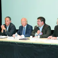 Cette année, Tauves et son maire Christophe Serre (à gauche) accueillaient l’assemblée générale de l’AMR aux côtés de Serge Pichot, Brice Hortefeux, S