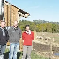 De gauche à droite : Gérard Dutois (directeur de Cirhyo), Vincent Brut (éleveur), et Hélène Daviet (responsable Organisme de Gestion du Porc fermier d