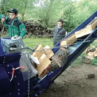 La démonstration du combiné coupeur-fendeur a attiré plus de 30 personnes sur l’exploitation de Cyril Chouvy.