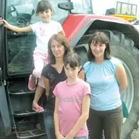 Des femmes qui assurent : Séverine Dassaud (au centre) entourée de sa fille, de sa nièce (futures agricultrices ?) et de Catherine Cougoule.