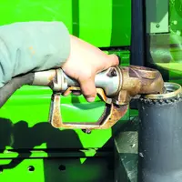 Remplissage de fuel dans un tracteur