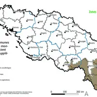 En marron, les communes classées en zone de montagne et qui bénéficient d'une majoration supplémentaire de 15%.