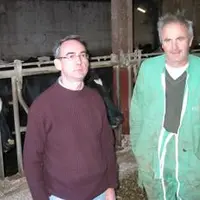 Daniel Montagnon accompagne Régis Chomette dans le suivi de son troupeau laitier.