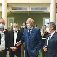 De gauche à droite : Bertrand Bissuel, directeur du lycée, Alain Mercier, président de la Communauté de communes Dômes Sancy Artense , Brice Hortefeux