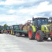 Plus d’une vingtaine de tracteurs ont fait la queue sur le quai de déchargement du train de paille.