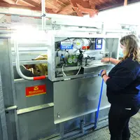 Audrey Cavazzini, employée par l’API, gère l’activité du centre de rassemblement de la Cabane, de la pesée des animaux aux démarches administratives e
