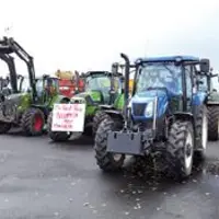 Au péage de Gerzat dans le Puy-de-Dôme, une vingtaine de tracteurs s’était positionnée pour filtrer les passages. «C’est malheureux d’être obligés de