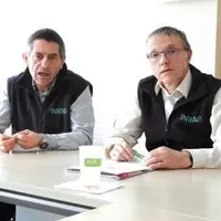 De gauche à droite : Emmanuel Hugo succède à Jean-Baptiste Coulon à la présidence du nouveau Centre INRAE de Clermont-Auvergne-Rhône-Alpes