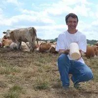 Pascal Geneste fabrique la Fourme d’Ambert depuis 2007 avec un brin de folie derrière lequel se cache une grande technicité.