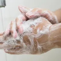 Pour se protéger et protéger les autres, se laver les mains à l’eau et au savon et bien les essuyer avec un papier jetable ou utiliser la solution hyd