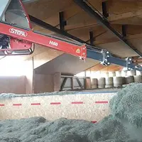 La griffe à fourrage est fixée sur des rails sous le toit du séchage en grange permettant de naviguer entre les deux cellules