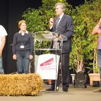 Une botte de paille a été offerte à Stéphane Le Foll, ministre de l’Agriculture, pour «le remercier» d’avoir laissé les jeunes sur la paille !