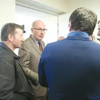 Les échanges entre Jean-Luc Dischamp et les éleveurs se sont poursuivis bien après la fin de la réunion.