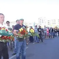 Devant les portes de la Direction régionale de l’agriculture, Christian Peyronny et Damien Valleix ont déposé deux gerbes avant que leurs collègues ag