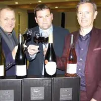 Pierre Desprat, Sébastien Vidal et Frédéric Thys scellent leur nouveau partenariat commercial et
marketing pour le vignoble Saint Verny.