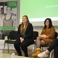 Julie, Maeva, Morgan, trois jeunes filles pleines d’ambition, aux côtés de Dominique Chartier.