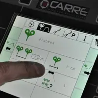 Binage mécanique sur betteraves avec des outils de précision, ici la caméra.