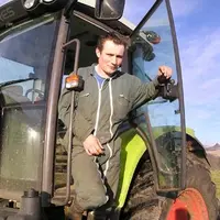 Depuis  un an, Nicolas est salarié agricole sur quatre exploitations. Cette formule lui assure un plein temps et rassure ses employeurs.