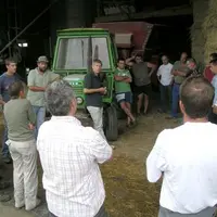 David Chauve, éleveur laitier à Ambert, a ouvert son exploitation pour un tête-à-tête à bâtons rompus entre Didier Thuaire et les producteurs de lait.