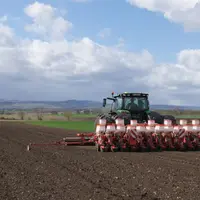 Le 13 mars, au volant de son tracteur, Benoît Jaffeux poursuit le semis des betteraves dans des conditions séchantes malgré quelques giboulées.
